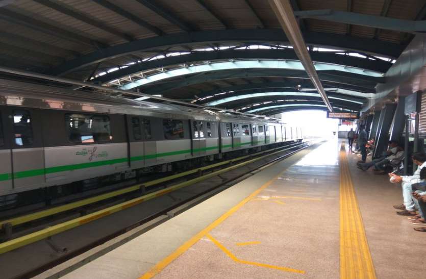 metro.jpg पर्पल लाइन पर चली मेट्रो, पहले दिन कम रहे यात्री