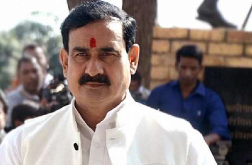 मध्य प्रदेश के गृहमंत्री डॉ नरोत्तम मिश्रा बेघर लोगों से MP के गृहमंत्री का वादा, अगले एक साल में सबका होगा अपना घर