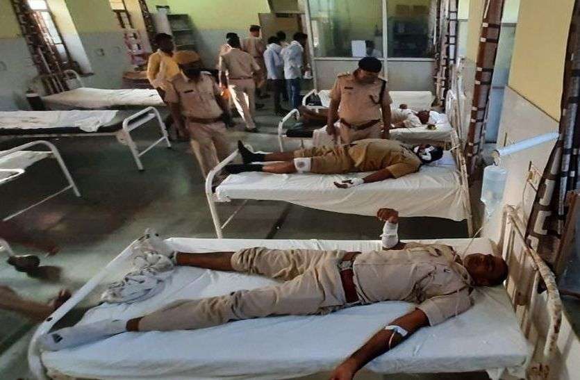 बाइक खाई में गिरी, एएसआई, सिपाही व आरोपी घायल बाइक खाई में गिरी, एएसआई, सिपाही व आरोपी घायल