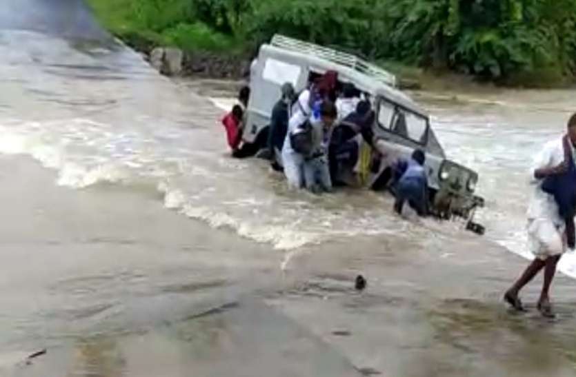 Ahmedabad News, Palanpur News : पानी में जीप पलटी, 10 जनों को बचाया Ahmedabad News, Palanpur News : पानी में जीप पलटी, 10 जनों को बचाया