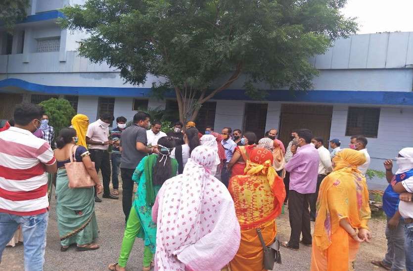 pareents_protest.jpg फीस मुद्दे पर चर्चा करने पहुंचे पालकों को स्कूल प्रबंधन ने बनाया बंधक, आक्रोशित पैरेंट्स ने किया प्राचार्य के घर का घेराव