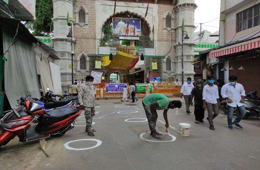 Ajmer News : दरगाह के चार गेट खुलेंगे, जायरीन में तीन फीट की रहेगी दूरी Ajmer News : दरगाह के चार गेट खुलेंगे, जायरीन में तीन फीट की रहेगी दूरी