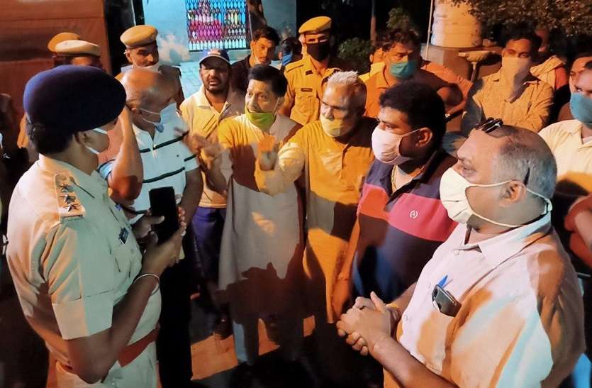 सिमको कर्मियों की हक लड़ाई लड़ रहे चार नेताओं को दो घंटे तक थाने में बैठाया, भाजपा नेता गिरधारी तिवारी से अभद्रता सिमको कर्मियों की हक लड़ाई लड़ रहे चार नेताओं को दो घंटे तक थाने में बैठाया, भाजपा नेता गिरधारी तिवारी से अभद्रता