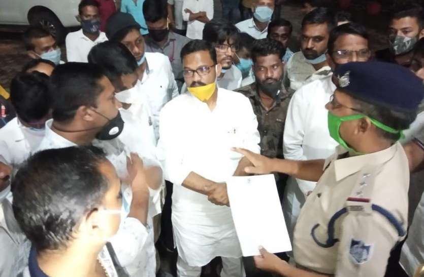 Corona: कोरोना से बढ़ रही मौत पर कांग्रेस ने किया हंगामा Corona: कोरोना से बढ़ रही मौत पर कांग्रेस ने किया हंगामा