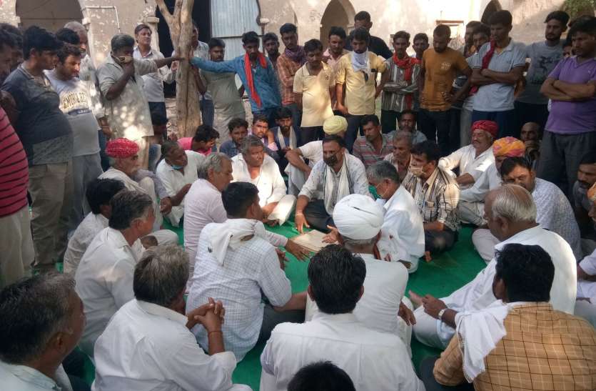 भूमि में किए गए अतिक्रमणों के विरोध में शुरू हुआ धरना भूमि में किए गए अतिक्रमणों के विरोध में शुरू हुआ धरना