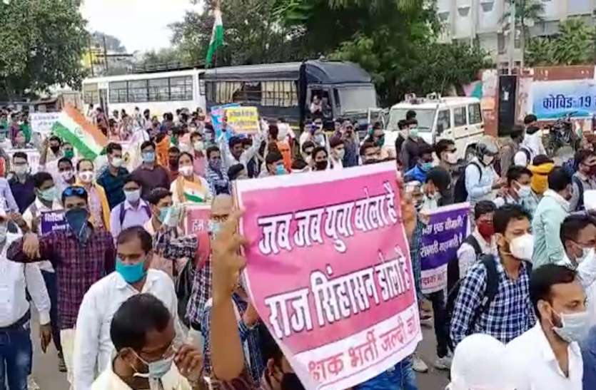 raipur_news.jpg शिक्षक भर्ती की मांग को लेकर डीएड-बीएड संगठन का प्रदर्शन, कोरोना काल में सोशल डिस्टेसिंग की उड़ी धज्जियां