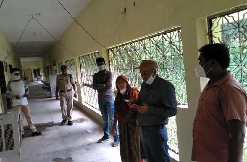 rewa फर्जी नियुक्ति के पीडि़तों को लेकर विश्वविद्यालय के गेस्ट हाउस का जांच करने पहुंची पुलिस