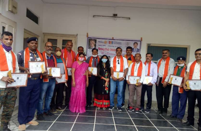 shikshak_samman.jpg कोरोनाकाल में शिक्षकों का सम्मान करना नहीं भूूली बालिकाएंं