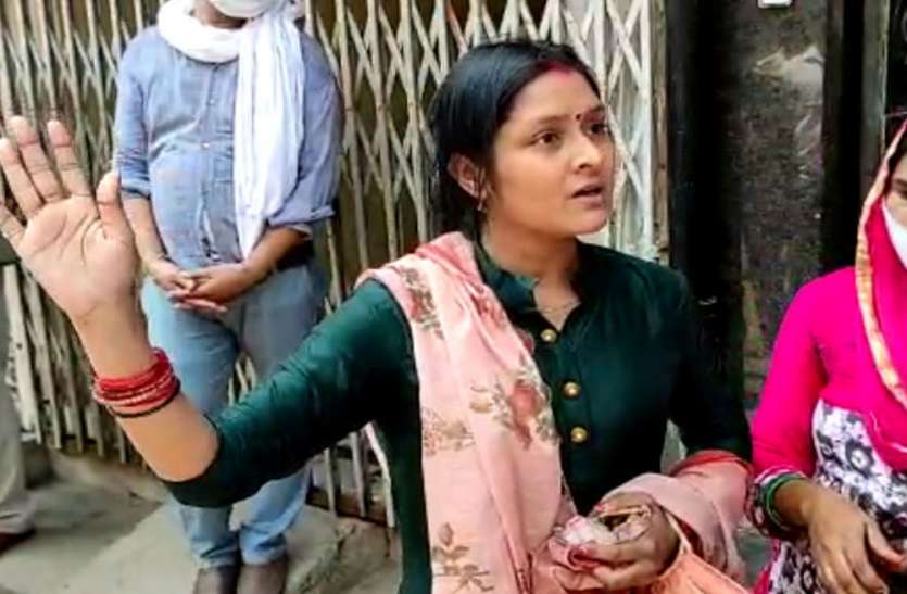 जय बाजपेयी की संपत्तियों पर लगा सरकारी ताला, पत्नी ने जमकर निकाली भड़ास जय बाजपेयी की संपत्तियों पर लगा सरकारी ताला, पत्नी ने जमकर निकाली भड़ास