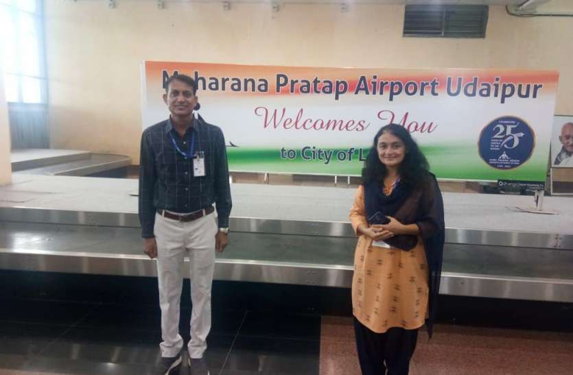 sushil_gupta_with_airport_director.jpg कैंसर पीडि़त महिला को मौत के मुंह से निकाल लाई गुरु की मदद