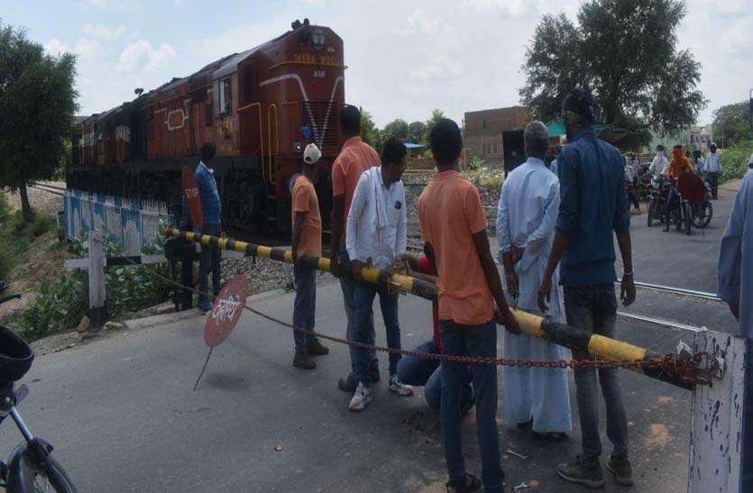 ट्रेन आई और बेरियर टूट गया, हाथों से थामना पड़ा, हादसा टला ट्रेन आई और बेरियर टूट गया, हाथों से थामना पड़ा, हादसा टला