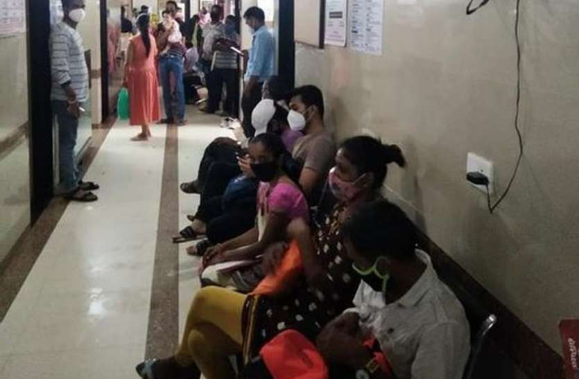 lack of Covid-19 compliance फ्लाइंग स्क्वाड ने डुंगरी वैद हॉस्पीटल में की आकस्मिक जांच