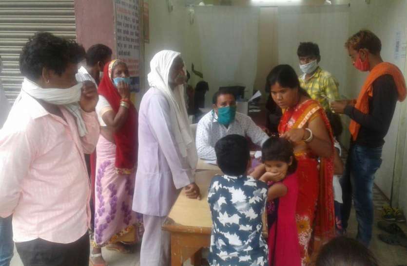 0801nsp2.jpg आधार कार्ड की ये कैसी मजबूरी न चेहरे पर मास्क न दो गज की दूरी