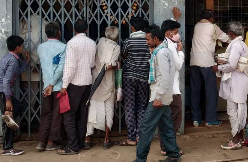 फसल बीमा कराने बैंक के सामने किसानों की लगी भीड़, दिनभर हुए परेशान फसल बीमा कराने बैंक के सामने किसानों की लगी भीड़, दिनभर हुए परेशान
