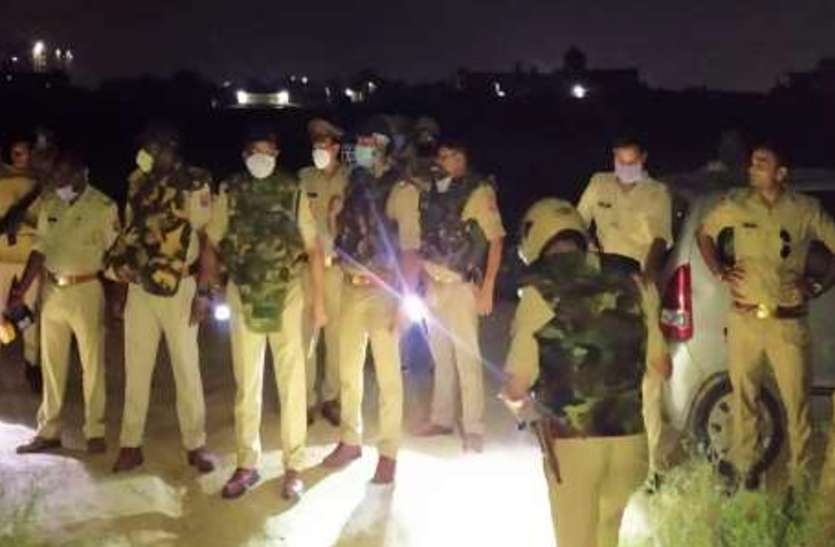 Aligarh Police Encounter Encounter in Aligarhअलीगढ़ के मंजूरगढ़ी में बदमाशों और पुलिस के बीच मुठभेड़, लूट से पहले ही तीन लुटेरे दबोचे गए