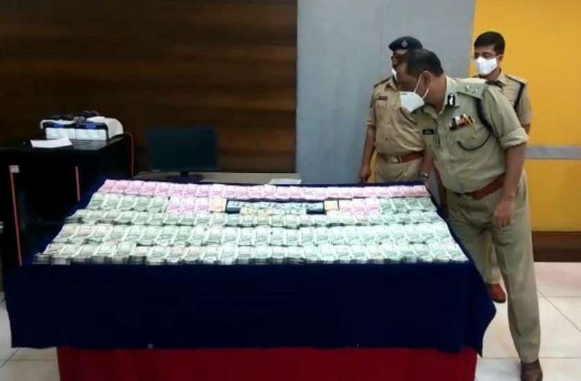 पुलिस को बड़ी कामयाबी, हवाला रैकेट का भंडाफोड़, करोड़ों की भारतीय मुद्रा और हजारों अमरीकी डॉलर बरामद पुलिस को बड़ी कामयाबी, हवाला रैकेट का भंडाफोड़, करोड़ों की भारतीय मुद्रा और हजारों अमरीकी डॉलर बरामद