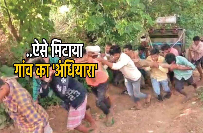 aliraj.jpg बैलों की जगह ग्रामीणों ने रस्सियों से खींची बैलगाड़ी, तब कहीं गांव में हुई रोशनी