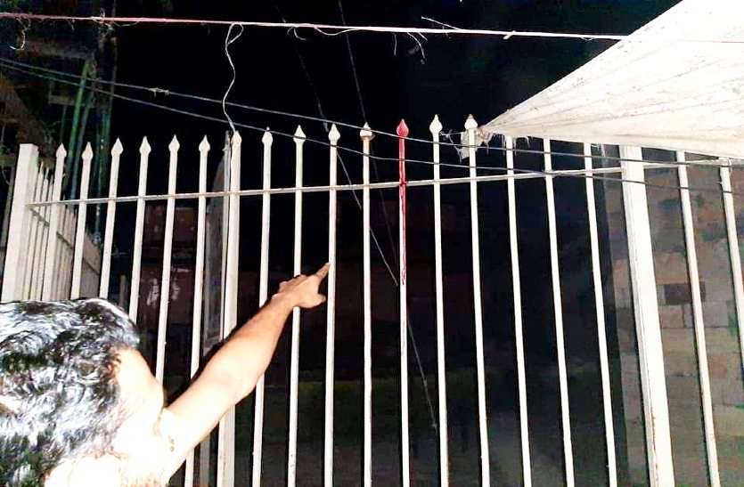 Death राजनीतिक दल की होर्डिंग लगा रहे युवक की दर्दनाक मौत, शाही किले की दीवार का बल्लम पेट में घुसा