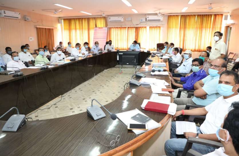 Notices sent to वर्षो पुराने कार्यो को शीघ्र प्रारम्भ करने के लिए सीएमओं ने दिए नोटिस