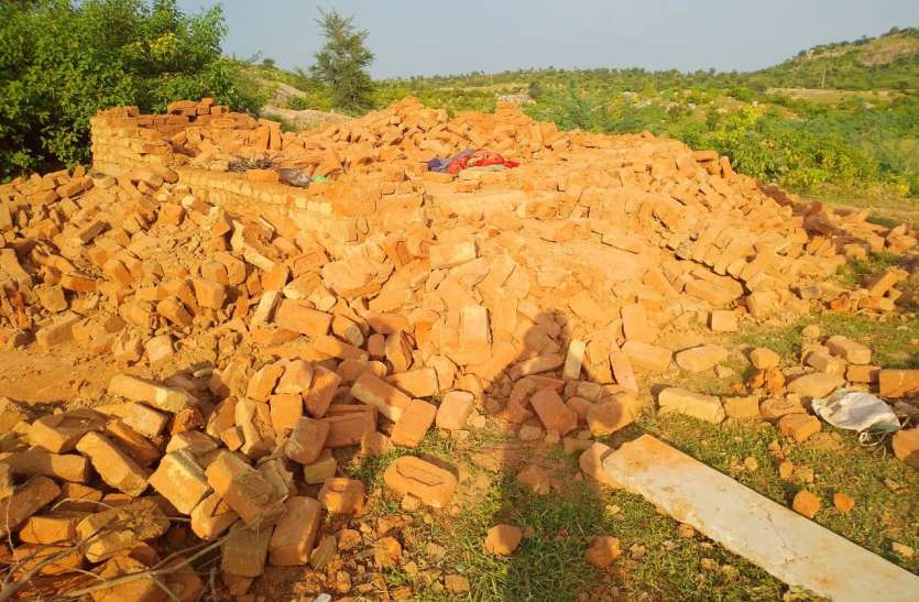 Homes encroached in forest land evicted by chance in 1 hour वन विभाग द्वारा अतिक्रमण के विरुद्ध की गई बड़ी कार्रवाई