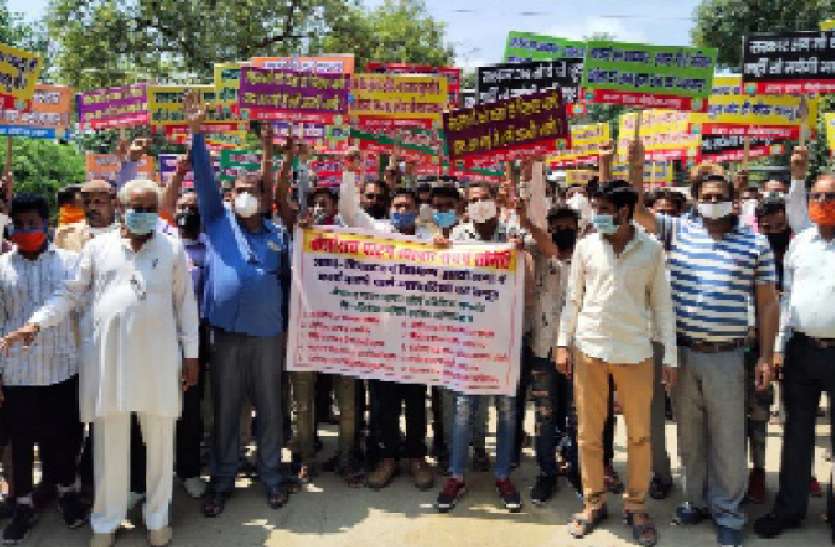 व्यापारियों ने किया प्रदर्शन, आयोजनों में आगंतुकों की संख्या बढ़ाने की मांग व्यापारियों ने किया प्रदर्शन, आयोजनों में आगंतुकों की संख्या बढ़ाने की मांग