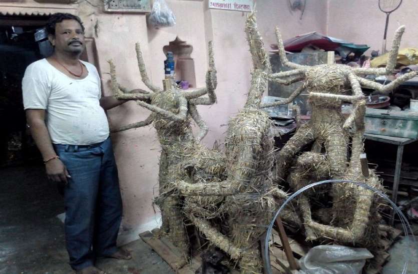 Corona effect: नवरात्र में मूर्तिकारों की दूर होगी आर्थिक संकट, गाइडलाइन का इंतजार Corona effect: नवरात्र में मूर्तिकारों की दूर होगी आर्थिक संकट, गाइडलाइन का इंतजार