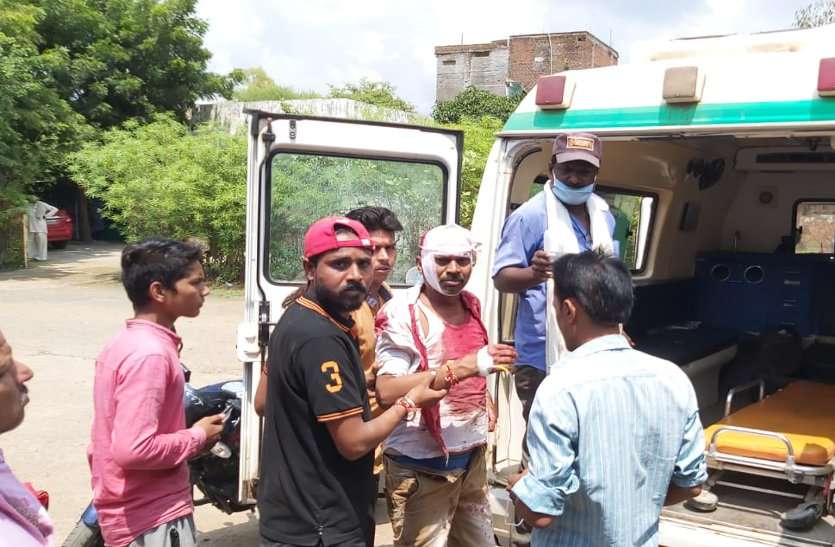 दो पक्षों में खूनी संघर्ष, नौ लोग घायल दो पक्षों में खूनी संघर्ष, नौ लोग घायल