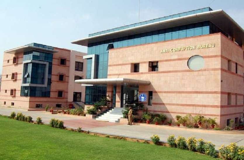 घूस लेते पटवारी गिरफ्तार घूस लेते पटवारी गिरफ्तार