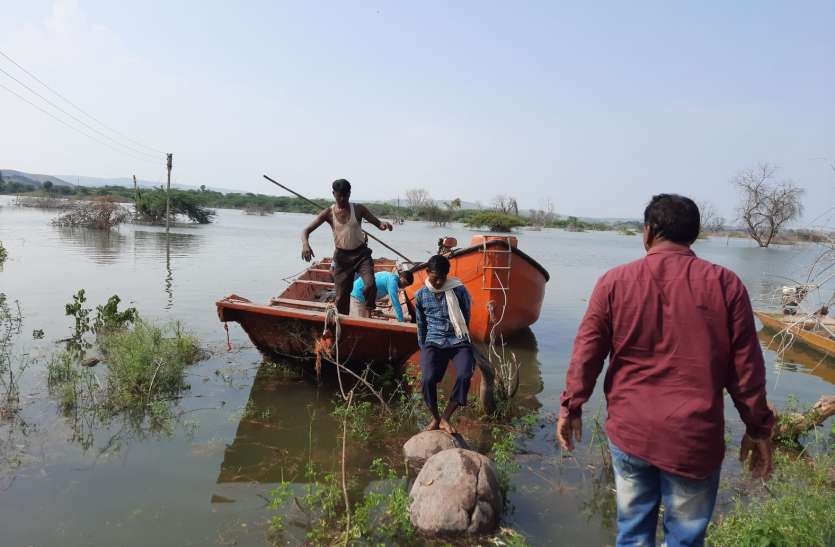 Submergence area of Narmada belt डूब प्रभावितों का संघर्ष- नर्मदा पट्टी के डूब में फंसे 4 गांव के लोग एक नाव के सहारे