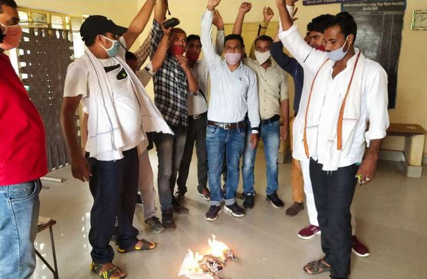अब विद्युत निगम कर्मियों ने किया वेतन कटौती का विरोध अब विद्युत निगम कर्मियों ने किया वेतन कटौती का विरोध