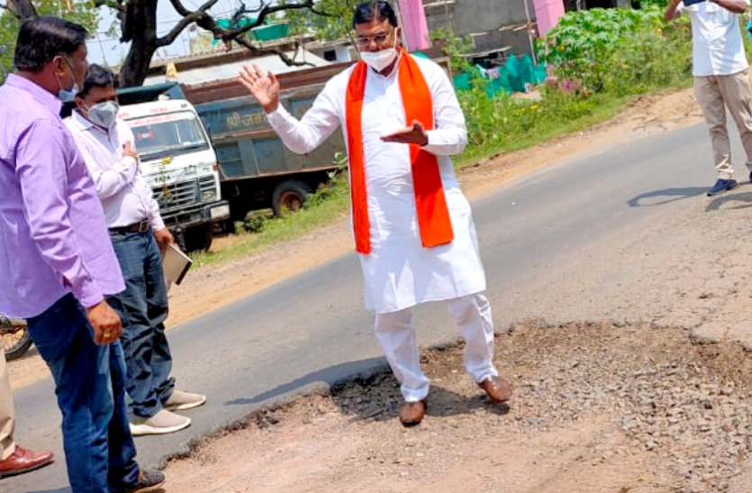 मंत्री ने खड़े होकर शुरू करवाया सड़क मरम्मत का कार्य, कहा- काम बंद नहीं होना चाहिए मंत्री ने खड़े होकर शुरू करवाया सड़क मरम्मत का कार्य, कहा- काम बंद नहीं होना चाहिए
