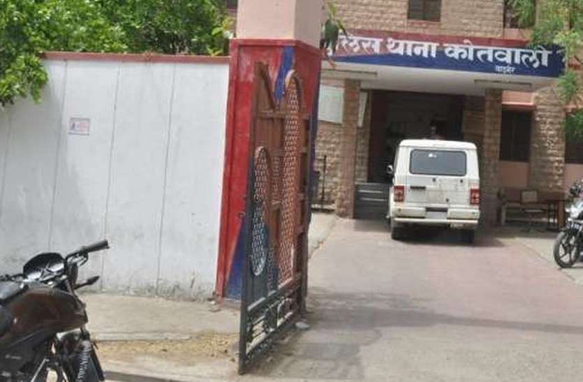 बातों में उलझाया और 1 लाख 30 हजार के गहने कर दिए पार -दुकानदार को बातों में उलझाया और 1 लाख 30 हजार के गहने कर दिए पार