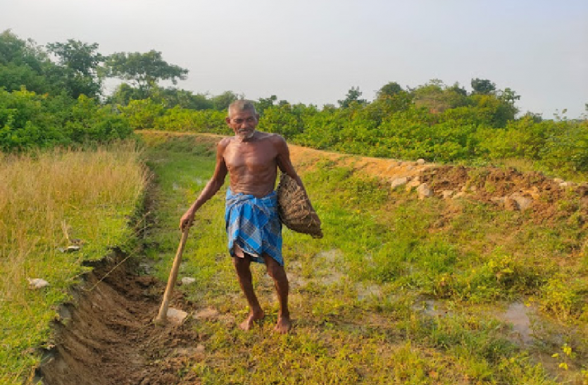 Loungi Bhuiyan Broke The Mountain To Make 5Km Long Canal In Gaya Bihar -  लौंगी भुईयां ने लिखी संघर्ष की नई इबारत, पहाड़ खोदकर बना दी 5KM लंबी नहर,  लगे 30 साल,