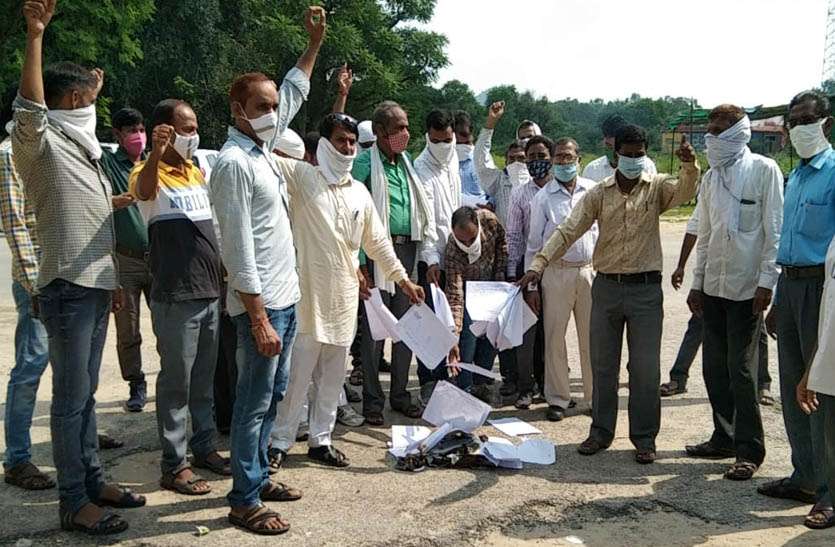कर्मचारियों ने सौंपा ज्ञापन, आदेशों की प्रतियां जलाकर किया विरोध कर्मचारियों ने सौंपा ज्ञापन, आदेशों की प्रतियां जलाकर किया विरोध