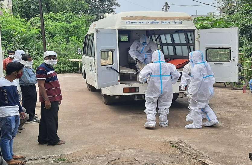 मानवता शर्मसार: जिंदा आदमी को मरा बताकर सौंप दिया बॉडी, घर जाकर जब परिजनों ने देखा तो धड़क रहा था दिल मानवता शर्मसार: जिंदा आदमी को मरा बताकर सौंप दिया बॉडी, घर जाकर जब परिजनों ने देखा तो धड़क रहा था दिल