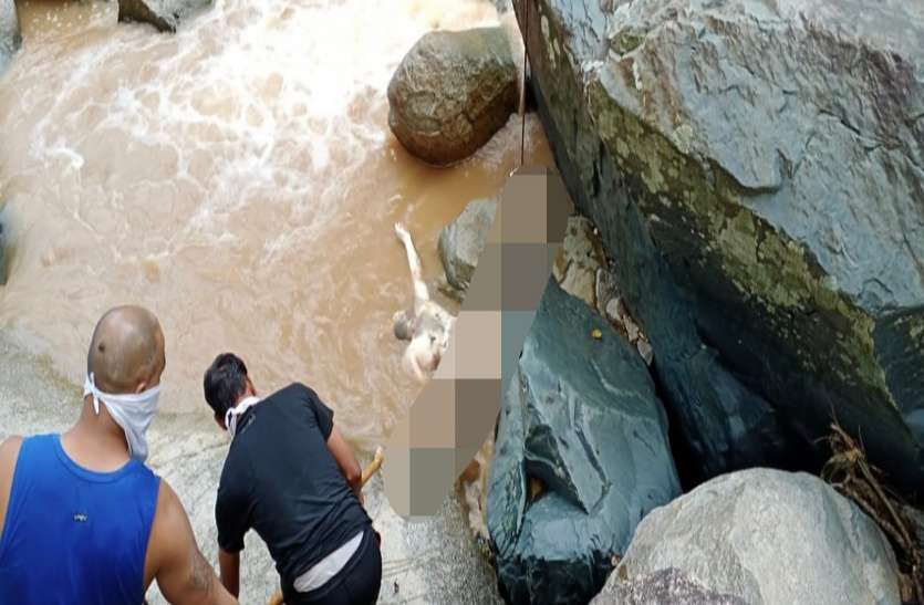 मलाजकुडुम जलप्रपात में पिकनिक मनाने गया बालोद का अधेड़ व्यक्ति तेज बहाव में बहा, 72 घंटे बाद चट्टान में फंसे मिली लाश मलाजकुडुम जलप्रपात में पिकनिक मनाने गया बालोद का अधेड़ व्यक्ति तेज बहाव में बहा, 72 घंटे बाद चट्टान में फंसे मिली लाश