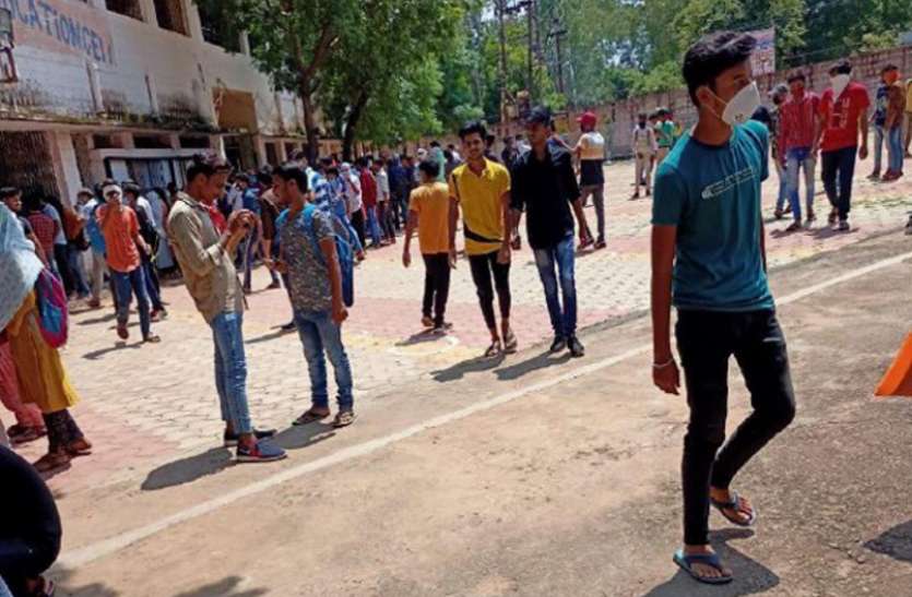 कोरोना काल में भी कॉलेज में उमड़ा हजारों बच्चों का हुजूम कोरोना काल में भी कॉलेज में उमड़ा हजारों बच्चों का हुजूम