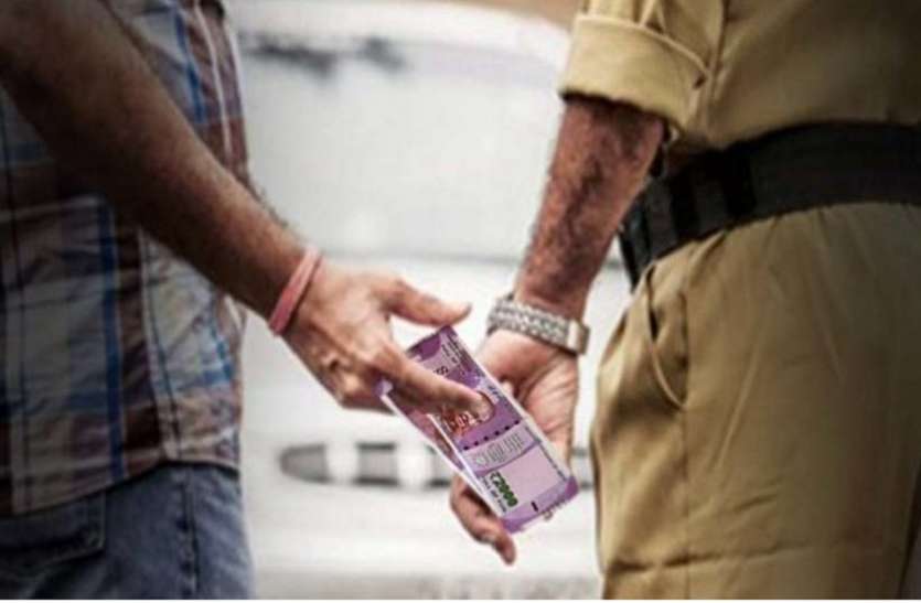 रिश्वत लेते पुलिस वाला (प्रतीकात्मक फोटो) रिश्वत लेते ये पुलिस वाला रंगे हाथ पकड़ाया