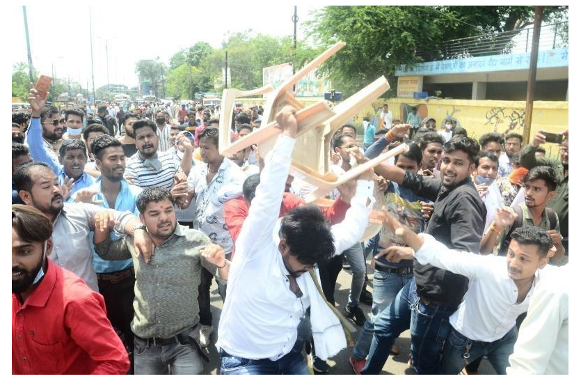 ujjain1.png सड़क पर बिखरा सामान, कुर्सियां तोड़ीं, छात्रों की राजनीति में हर कोई हुआ परेशान