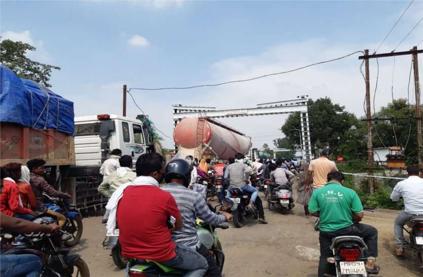 Underbridge road undergoing repairs, gate jammed अंडरब्रिज रोड की चल रही मरम्मत, गेट पर लग रहा जाम