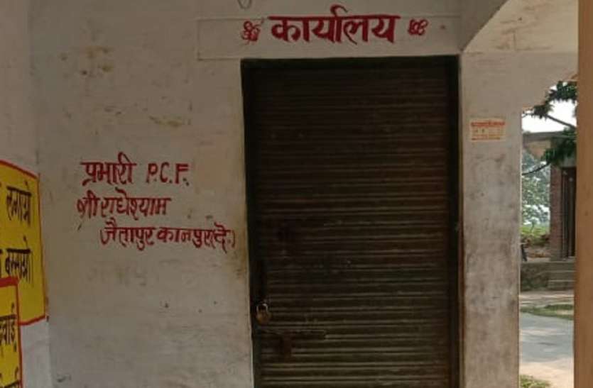 किसानों की मुसीबत नहीं हो रही कम, यूरिया के लिए करनी पड़ रही ये मसक्कत किसानों की मुसीबत नहीं हो रही कम, यूरिया के लिए करनी पड़ रही ये मसक्कत