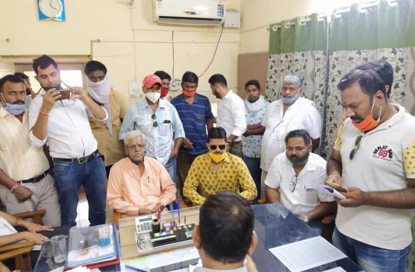 विहिप ने जिला परियोजना प्रबंधक का किया घेराव विहिप ने जिला परियोजना प्रबंधक का किया घेराव