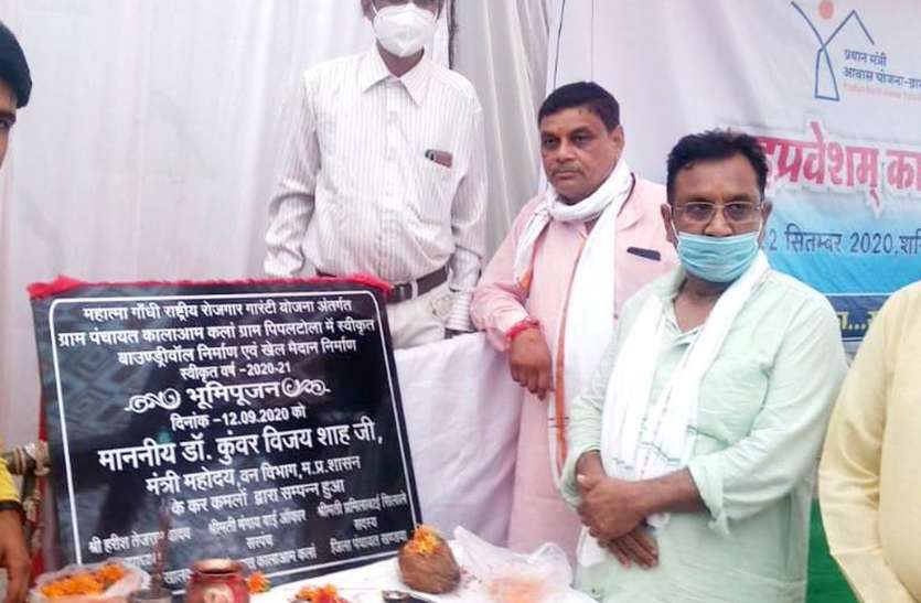 अपने सपनों के घर में गृहप्रवेश कर खिले गरीबों के चेहरे अपने सपनों के घर में गृहप्रवेश कर खिले गरीबों के चेहरे