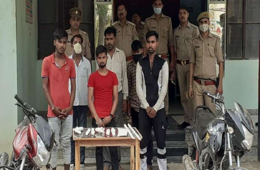 पुलिस ने लूट की योजना बनाते 6 बदमाश किए गिरफ्तार, कई हथियार भी किए बरामद पुलिस ने लूट की योजना बनाते 6 बदमाश किए गिरफ्तार, कई हथियार भी किए बरामद