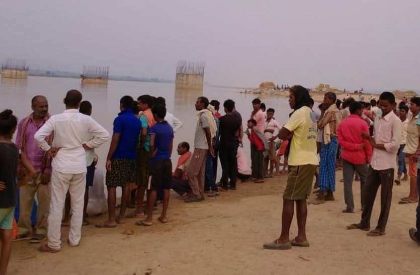 Children drowned in Singrauli's Son river, police engaged in searching घर से कोचिंग पढऩे निकले थे बच्चे, नदी तक खींच ले गया काल