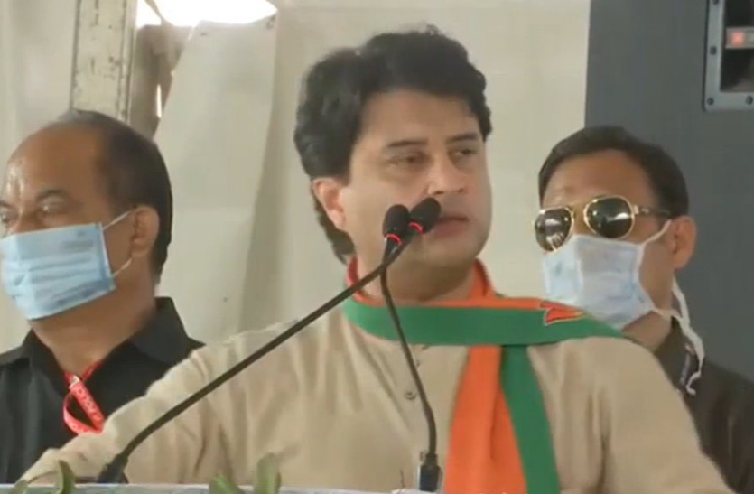 सिंधिया ने कहा- काले झंडे दिखाने वालों का स्वागत है, मेरी दादी ने भी अन्याय के खिलाफ डीपी मिश्रा की सरकार गिरा दी थी सिंधिया ने कहा- काले झंडे दिखाने वालों का स्वागत है, मेरी दादी ने भी अन्याय के खिलाफ डीपी मिश्रा की सरकार गिरा दी थी
