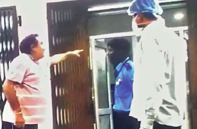 viral_video.jpg मेडिकल कॉलेज के डीन ने सुरक्षा गार्ड को जड़ा थप्पड़, कोविड वार्ड में स्वास्थ्यकर्मी नहीं थे तो हुए आग बबूला