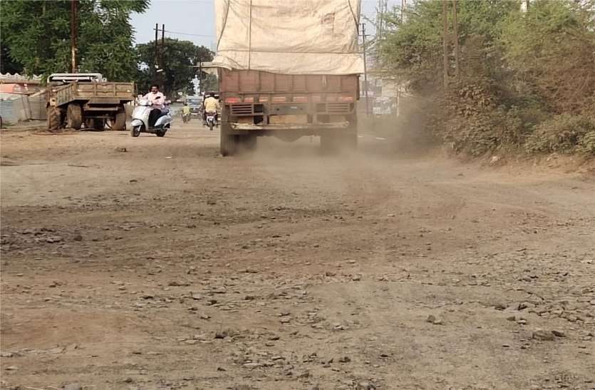 Dust बारिश में जर्जर हुई सड़कों का नहीं हुआ निर्माण, उड़ रहे धूल के गुबार