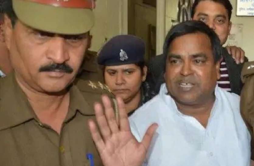 जमानत मिलने के 4 दिन बाद फिर गिरफ्तार हुए गायत्री प्रजापति, ये है पूरा मामला जमानत मिलने के 4 दिन बाद फिर गिरफ्तार हुए गायत्री प्रजापति, ये है पूरा मामला
