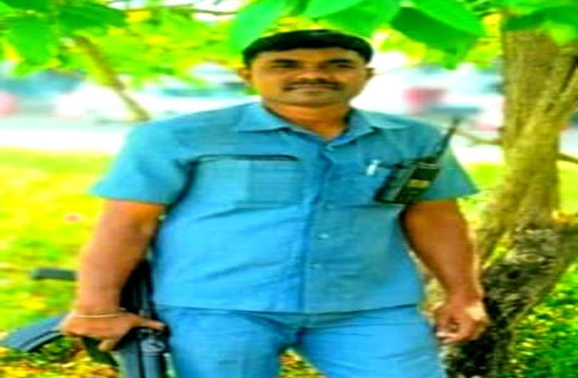 कांग्रेस नेता छविंद्र कर्मा के PSO की कोरोना से मौत, दंतेवाड़ा में ड्यूटी के दौरान बिगड़ी थी तबीयत कांग्रेस नेता छविंद्र कर्मा के PSO की कोरोना से मौत, दंतेवाड़ा में ड्यूटी के दौरान बिगड़ी थी तबीयत
